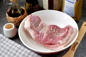 Запеченная маринованная свиная грудинка
