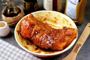 Запеченная маринованная свиная грудинка