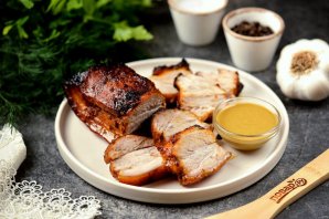 Запеченная маринованная свиная грудинка