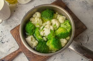 Запеканка из брокколи и цветной капусты с сыром