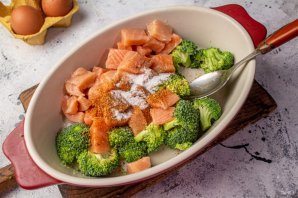 Запеканка с форелью и брокколи Запеканка с форелью и брокколи