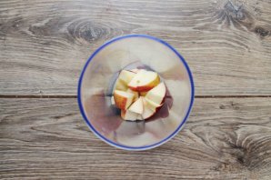 Зимний смузи из яблока, банана и киви