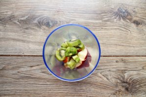 Зимний смузи из яблока, банана и киви