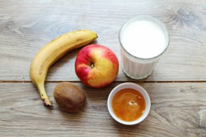 Зимний смузи из яблока, банана и киви