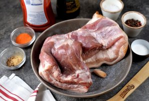 Ароматная свиная грудинка запеченная в рукаве