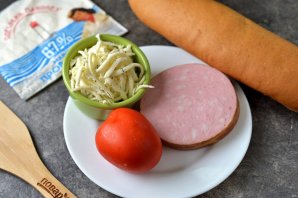 Багет запечённый с колбасой, сыром и помидором Багет запечённый с колбасой, сыром и помидором