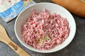 Багет запечённый с колбасой, сыром и помидором Багет запечённый с колбасой, сыром и помидором