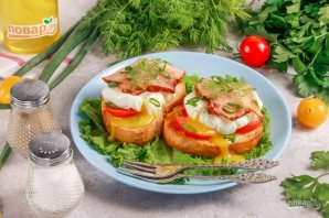 Брускетта с помидорами, беконом и яйцом пашот