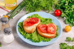 Брускетта с помидорами, беконом и яйцом пашот