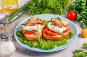 Брускетта с помидорами, беконом и яйцом пашот