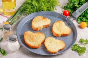 Брускетта с помидорами, беконом и яйцом пашот