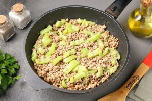 Булгур с фаршем, сладким перцем и сметаной