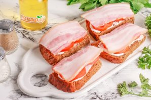 Бутерброды с беконом и горчицей