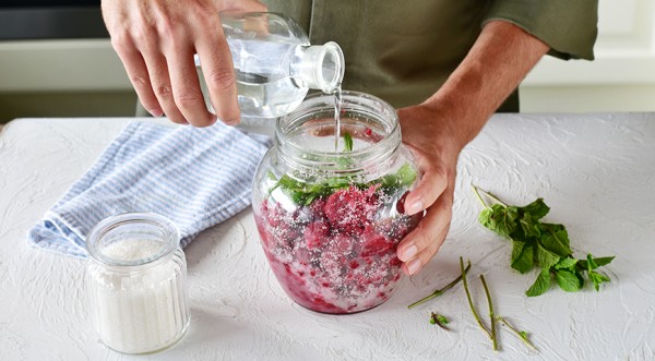 Быстрая настойка из ягод на водке, пошаговый рецепт с фото Быстрая настойка из ягод на водке, пошаговый рецепт с фото