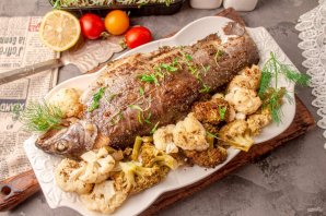 Форель с брокколи и цветной капустой в духовке Форель с брокколи и цветной капустой в духовке