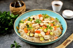 Фунчоза с курицей и замороженными овощами Фунчоза с курицей и замороженными овощами