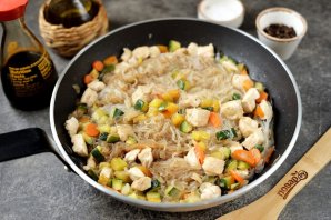 Фунчоза с курицей и замороженными овощами Фунчоза с курицей и замороженными овощами