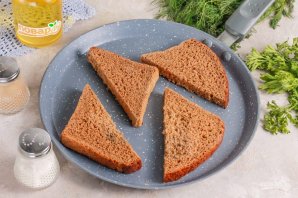 Гренки с тунцом, яйцами и маринованными огурцами