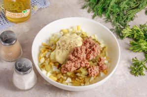 Гренки с тунцом, яйцами и маринованными огурцами