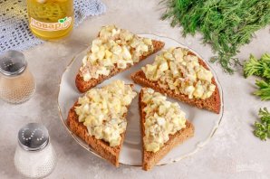 Гренки с тунцом, яйцами и маринованными огурцами