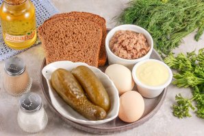 Гренки с тунцом, яйцами и маринованными огурцами