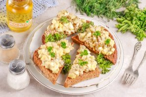 Гренки с тунцом, яйцами и маринованными огурцами