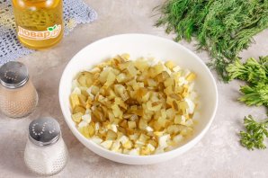 Гренки с тунцом, яйцами и маринованными огурцами