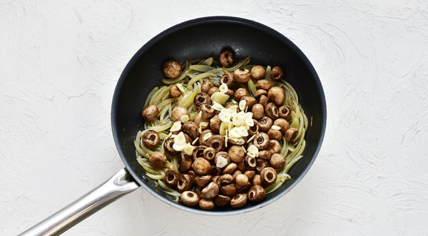 Грибы, жаренные с луком на сковороде, пошаговый рецепт с фото