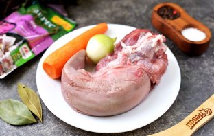 Язык отварной с хреном