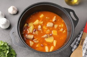 Картошка тушёная со свининой и фасолью