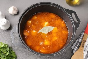 Картошка тушёная со свининой и фасолью