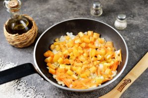 Куриное филе тушеное со сладким перцем в сливочном соусе