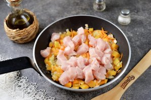 Куриное филе тушеное со сладким перцем в сливочном соусе