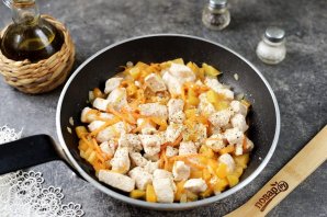 Куриное филе тушеное со сладким перцем в сливочном соусе