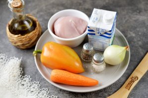 Куриное филе тушеное со сладким перцем в сливочном соусе