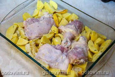 Куриные бедра, запеченные с картошкой, чесноком и лимоном