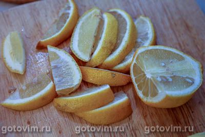 Куриные бедра, запеченные с картошкой, чесноком и лимоном