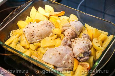 Куриные бедра, запеченные с картошкой, чесноком и лимоном