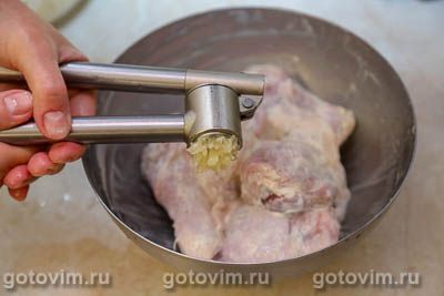 Куриные бедра, запеченные с картошкой, чесноком и лимоном