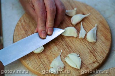 Куриные бедра, запеченные с картошкой, чесноком и лимоном