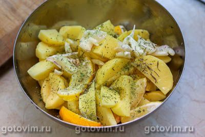 Куриные бедра, запеченные с картошкой, чесноком и лимоном