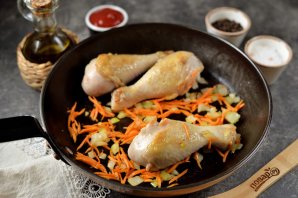 Куриные голени тушеные в томатном соусе с грибами Куриные голени тушеные в томатном соусе с грибами