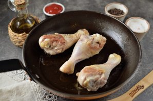 Куриные голени тушеные в томатном соусе с грибами Куриные голени тушеные в томатном соусе с грибами