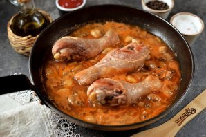 Куриные голени тушеные в томатном соусе с грибами Куриные голени тушеные в томатном соусе с грибами