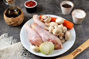 Куриные голени тушеные в томатном соусе с грибами Куриные голени тушеные в томатном соусе с грибами