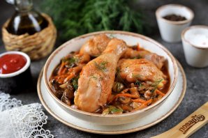 Куриные голени тушеные в томатном соусе с грибами Куриные голени тушеные в томатном соусе с грибами
