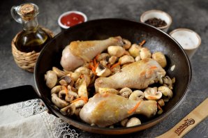 Куриные голени тушеные в томатном соусе с грибами Куриные голени тушеные в томатном соусе с грибами