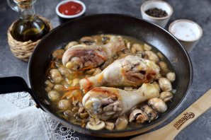 Куриные голени тушеные в томатном соусе с грибами Куриные голени тушеные в томатном соусе с грибами