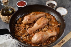 Куриные голени тушеные в томатном соусе с грибами Куриные голени тушеные в томатном соусе с грибами