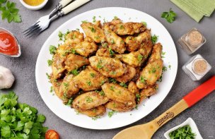 Куриные крылышки с чесноком и карри запечённые в духовке Куриные крылышки с чесноком и карри запечённые в духовке